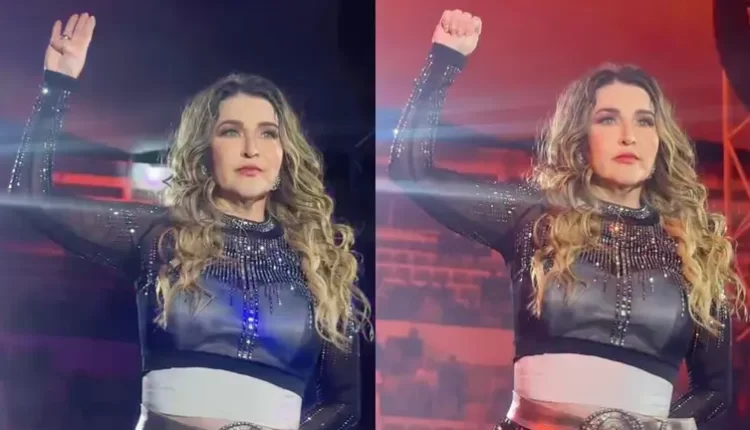 elicia villarrear haciendo sena de ayuda